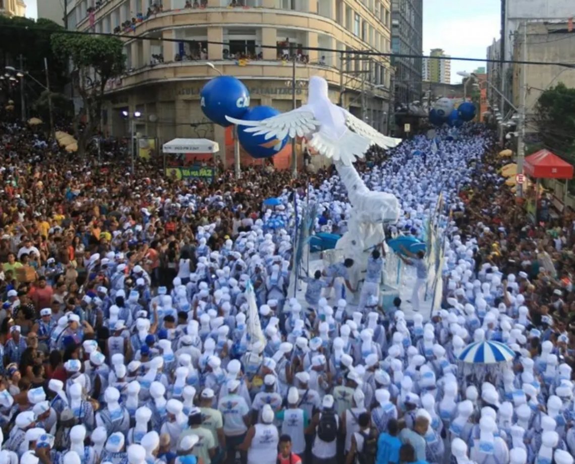 Montagens das estruturas dos camarotes para o Carnaval já passam por vistorias 