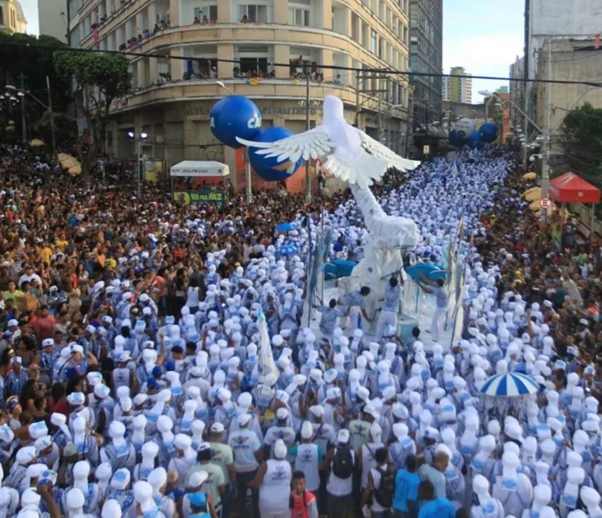 Montagens das estruturas dos camarotes para o Carnaval já passam por vistorias 