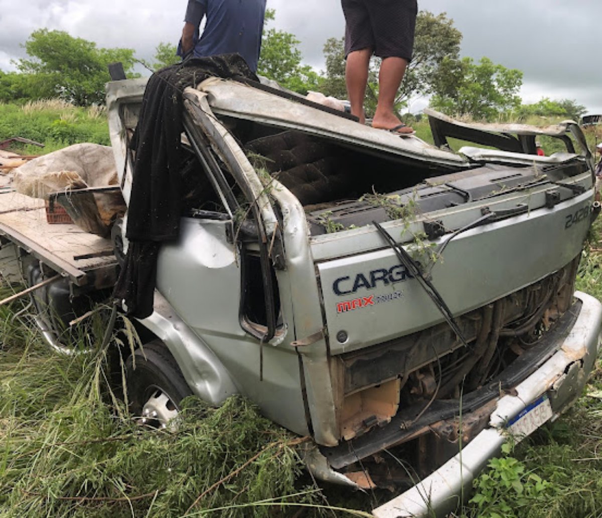 Caminhoneiro de 24 anos morre em acidente na BA-130; carga foi saqueada