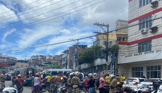 Dois homens são flagrados com uma arma e munições durante abordagem no bairro do Uruguai