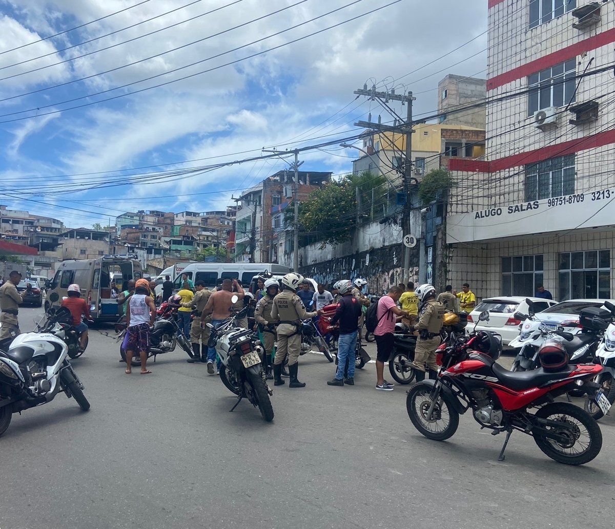 Dois homens são flagrados com uma arma e munições durante abordagem no bairro do Uruguai