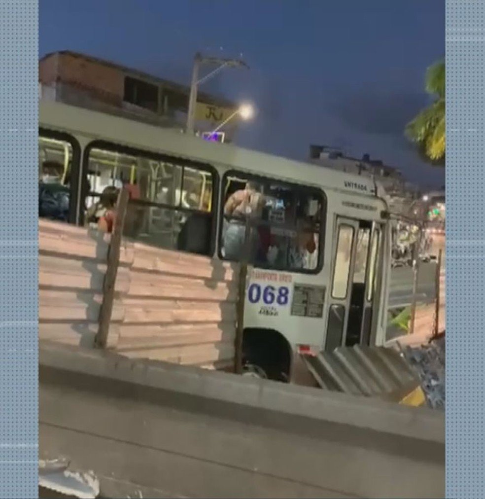 Ônibus perde o controle e invade praça em Itinga, em Lauro de Freitas; assista