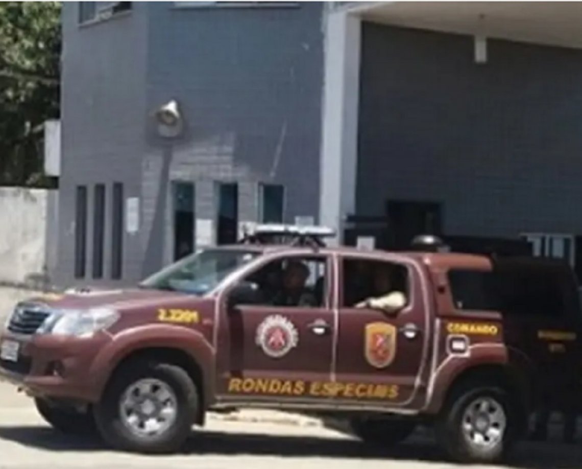 Polícia faz operação em busca de armas com detentos em presídio de Salvador