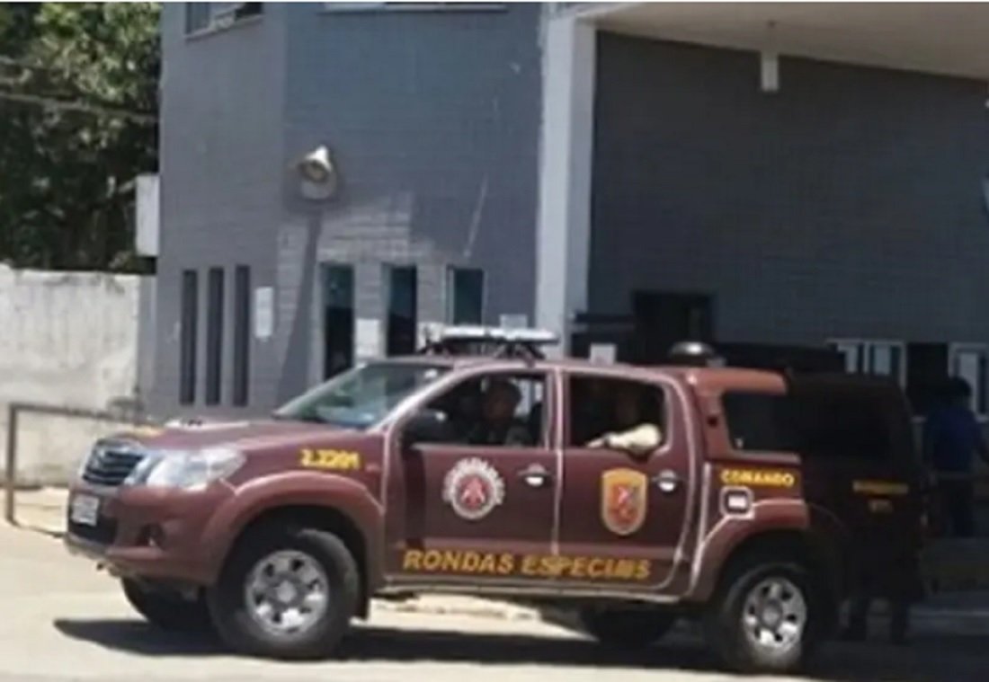 Polícia faz operação em busca de armas com detentos em presídio de Salvador