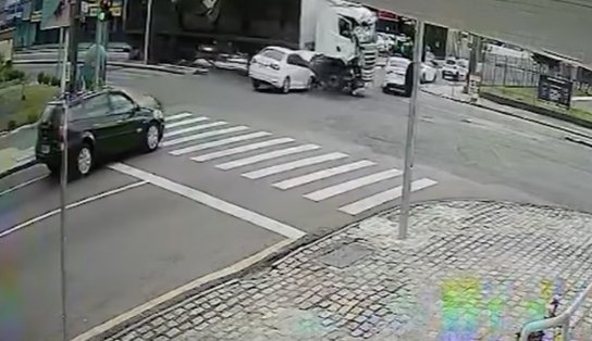 Impressionante! Caminhão desgovernado causa estrago em rodovia; motorista estava drogado