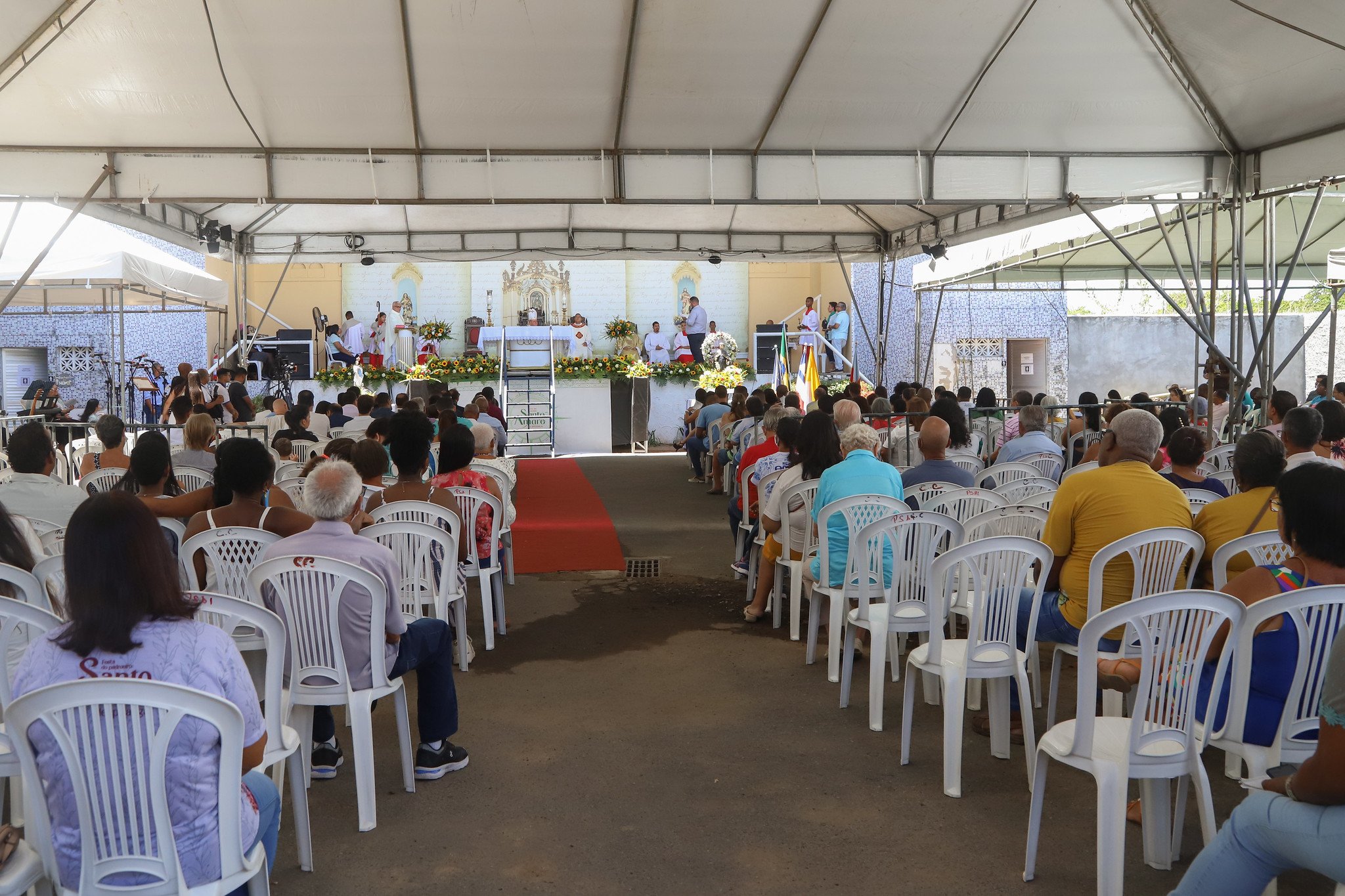 Fiéis celebram padroeiro de Lauro de Freitas com festa na Praça da Matriz