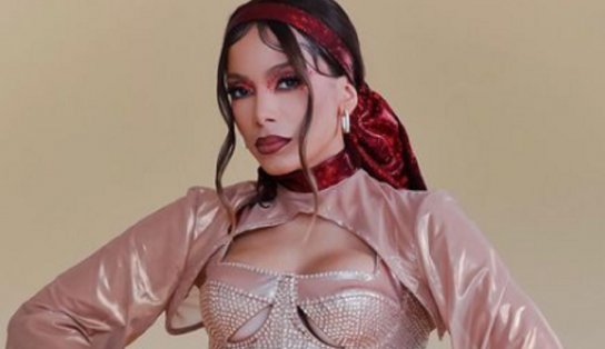 "Bumbum de fora": cantora Anitta usa look diferente em show; confira 