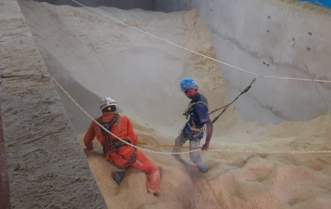 Trabalhador morre soterrado após cair em silo com 400 toneladas de soja, na Bahia