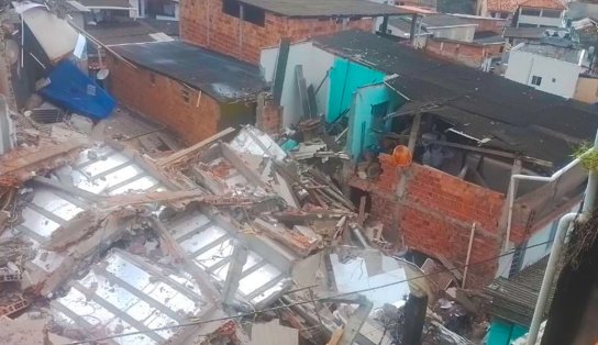 Quatro casas foram destruídas e mais imóveis podem ser demolidos após desabamento em Salvador