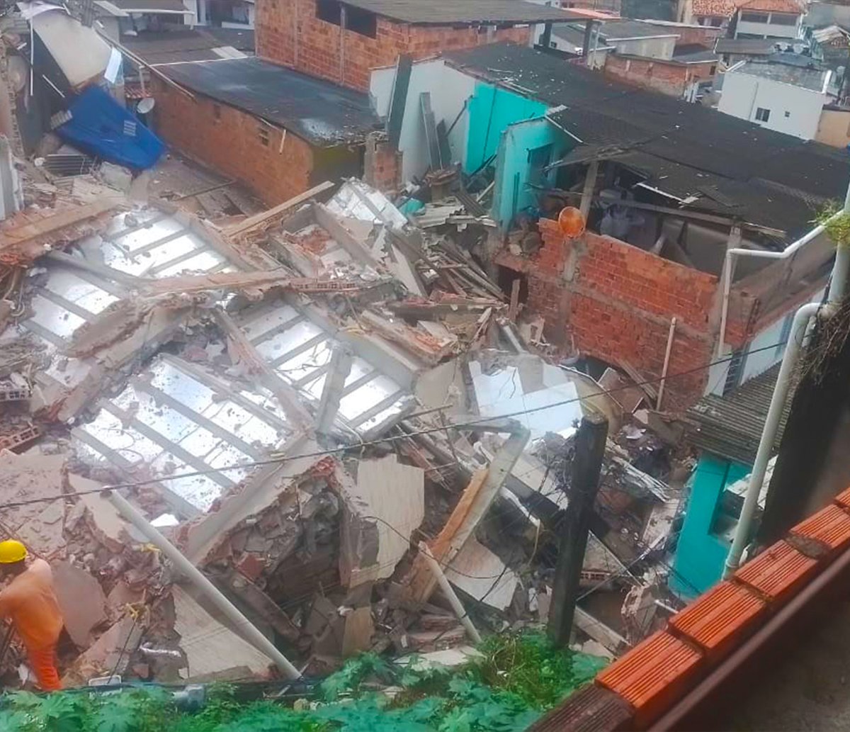 Quatro casas foram destruídas e mais imóveis podem ser demolidos após desabamento em Salvador