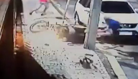 Homem dá "voadora" em dois criminosos e foge de assalto; veja vídeo 