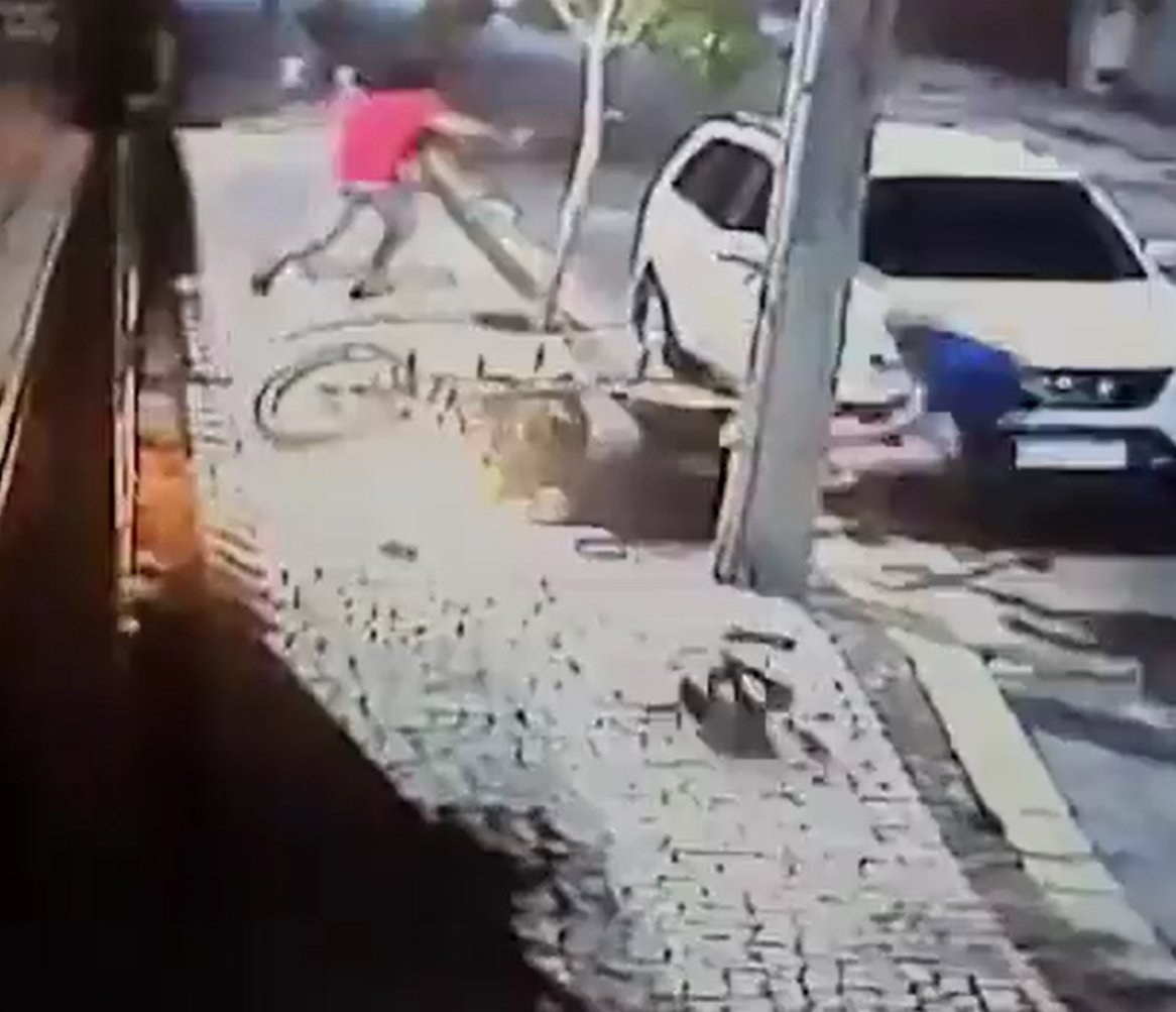 Homem dá "voadora" em dois criminosos e foge de assalto; veja vídeo 