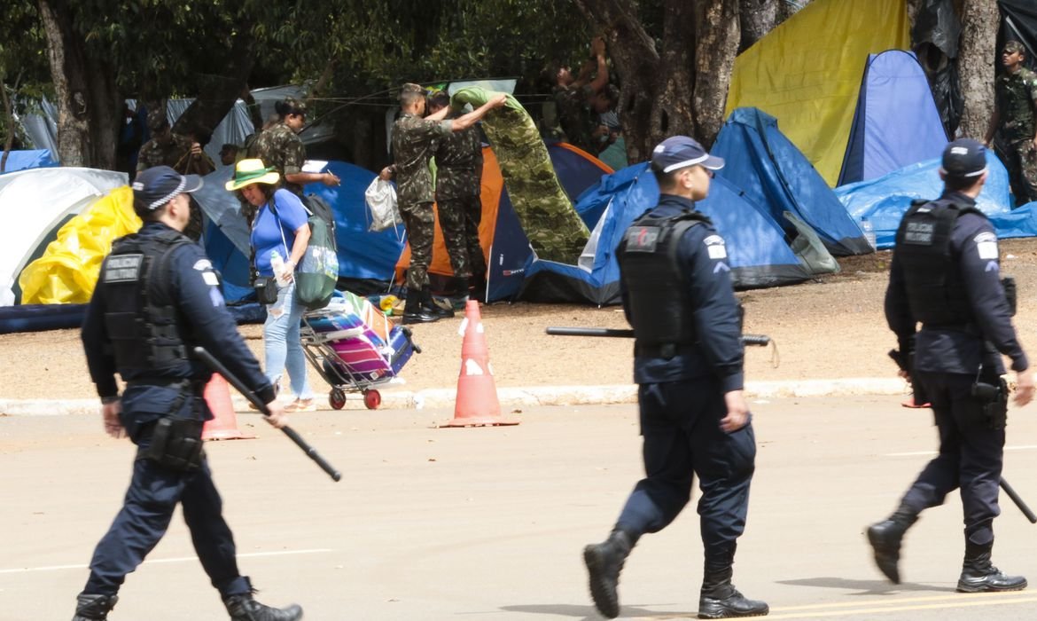 Alexandre de Moraes converte em preventiva 140 prisões por atos terroristas em Brasília