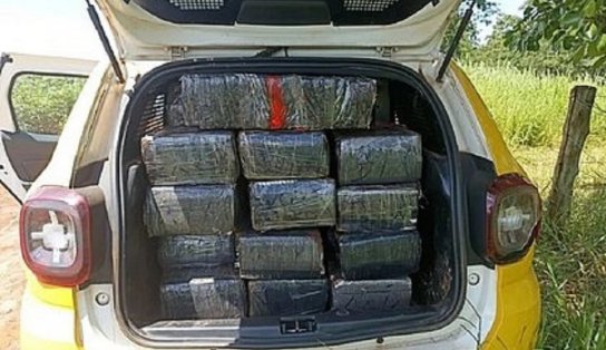 Assaltada, mulher com 700 kg de maconha no carro chama a polícia e acaba presa