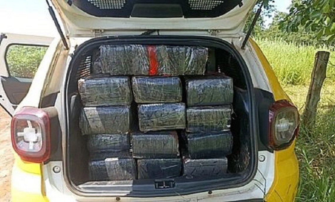 Assaltada, mulher com 700 kg de maconha no carro chama a polícia e acaba presa