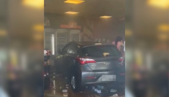 Pelo menos duas pessoas ficam feridas após carro invadir loja de conveniência; veja vídeo