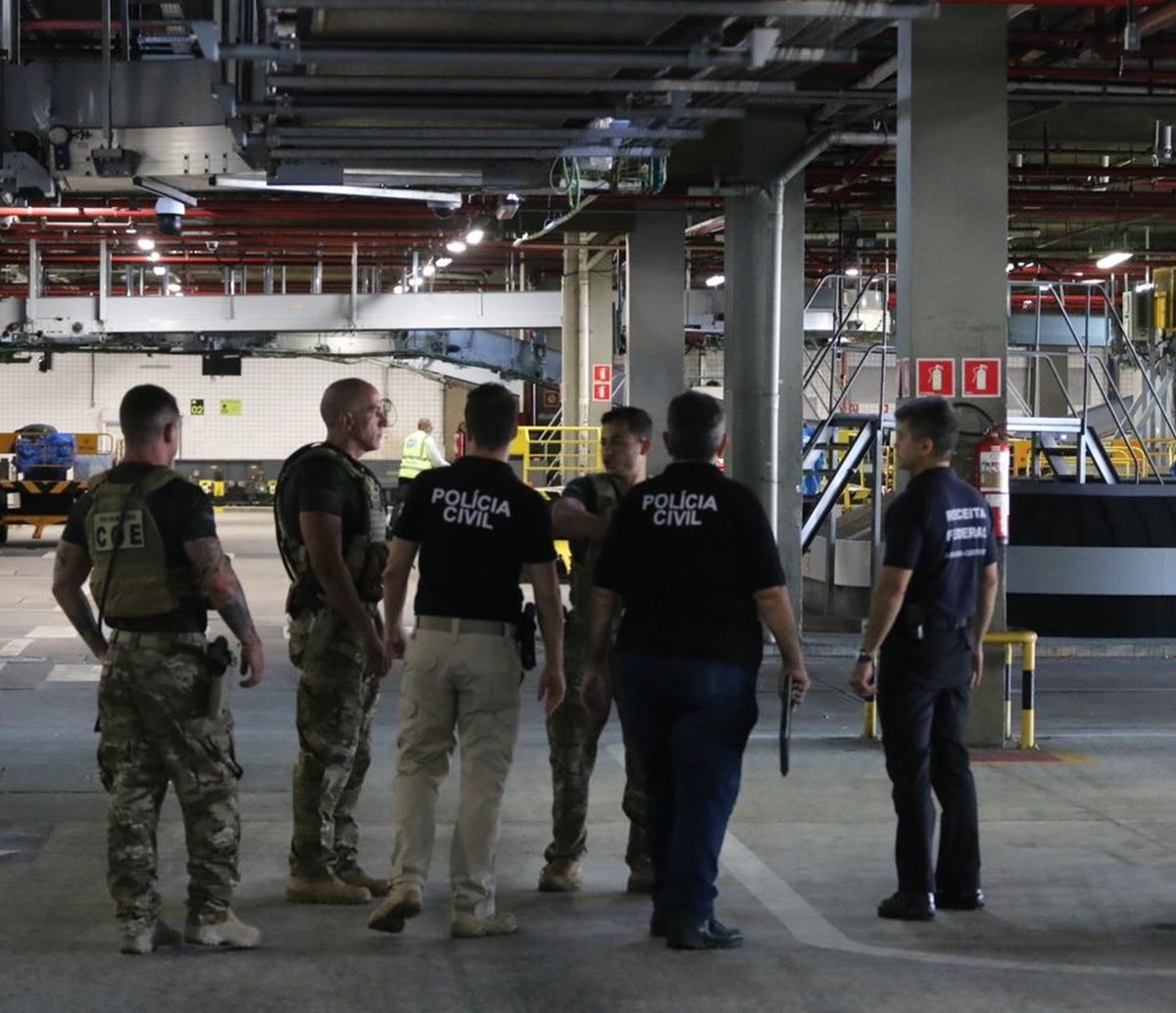 Em preparação para Carnaval, Polícia Federal reforça fiscalização no aeroporto de Salvador 