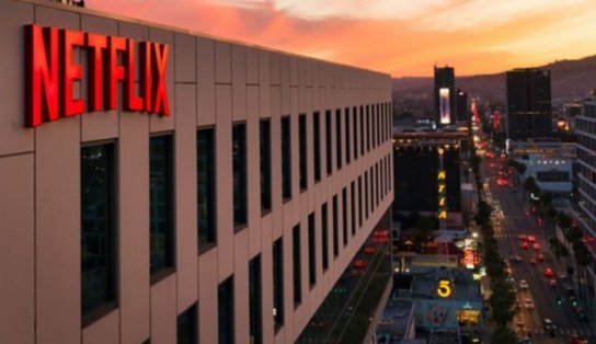 Salário de quase R$ 2 milhões: Netflix procura atendente de bordo para jato da empresa