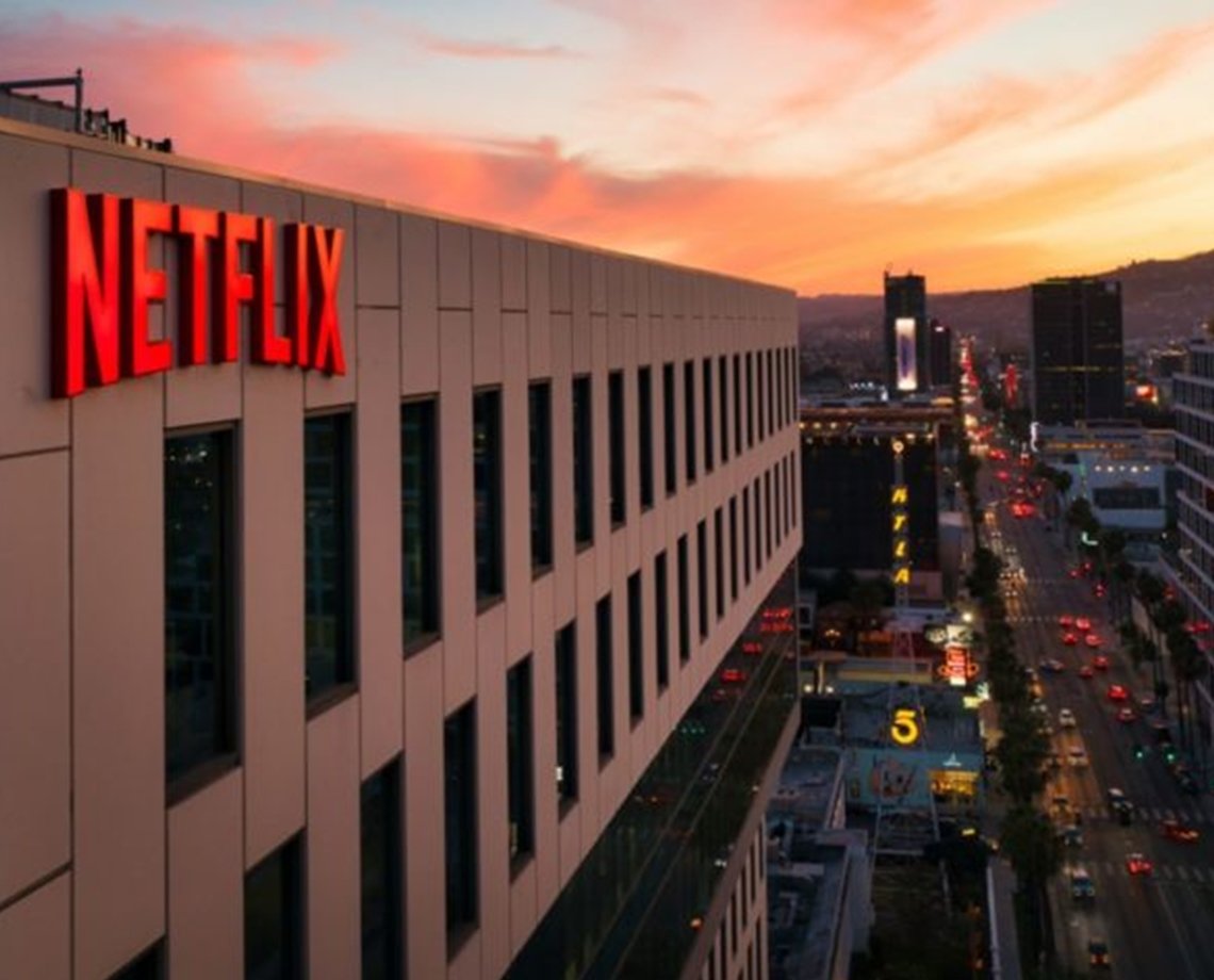 Salário de quase R$ 2 milhões: Netflix procura atendente de bordo para jato da empresa