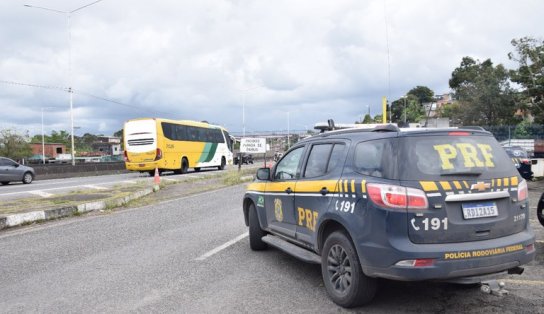 PRF encontra diferentes tipos de drogas em bolsa em ônibus em Vitória da Conquista