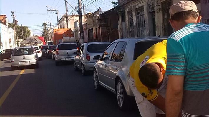 Fila para carros no ferry chega ao Bonfim