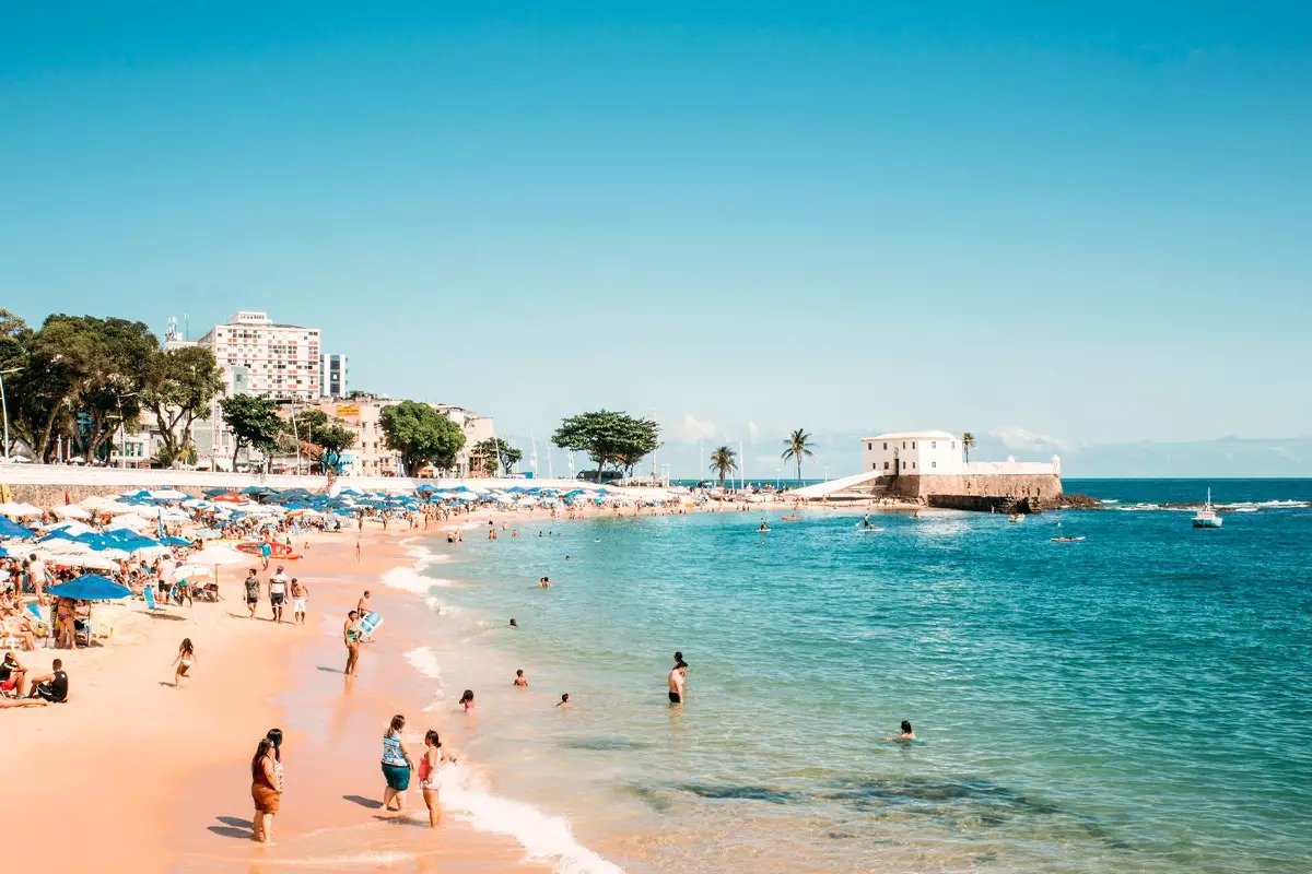 Praia do Porto da Barra está imprópria para banho neste domingo; confira lista completa divulgada pelo Inema