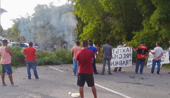 Manifestantes ocupam rodovia e deixam trânsito congestionado em Vera Cruz