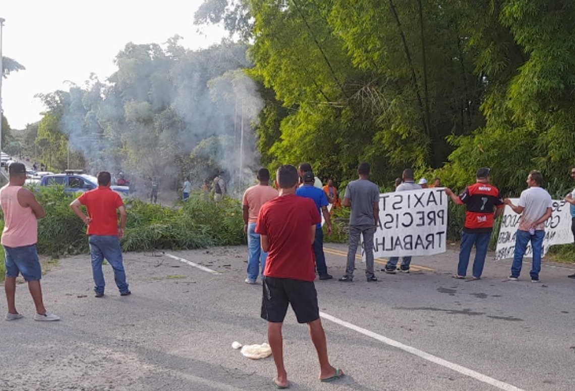 Manifestantes ocupam rodovia e deixam trânsito congestionado em Vera Cruz