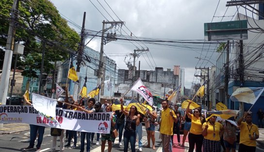 Trabalhadores da limpeza realizam manifestação na Avenida Carlos Gomes