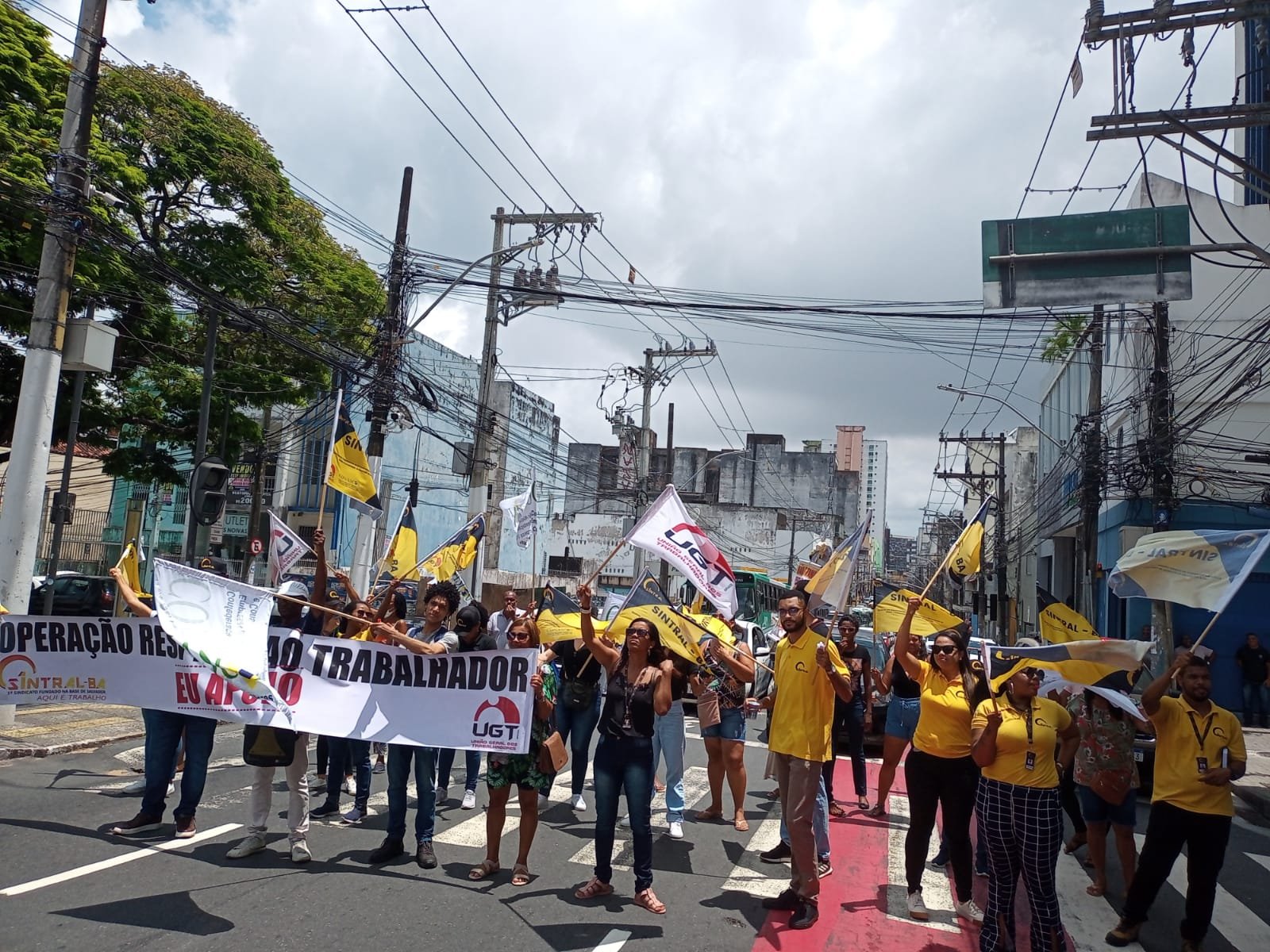 Trabalhadores da limpeza realizam manifestação na Avenida Carlos Gomes