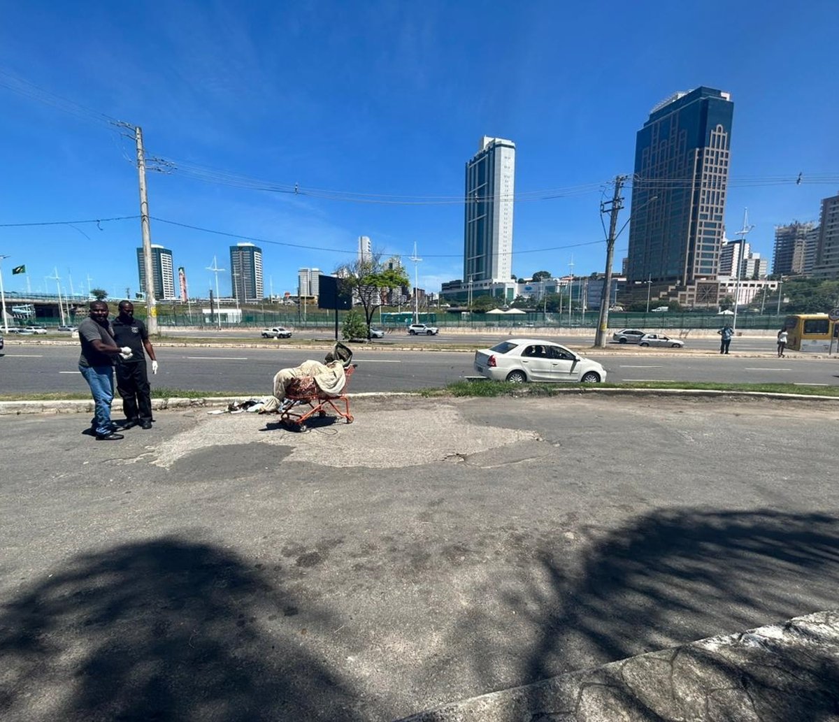 Corpo é encontrado dentro de carrinho de supermercado na Avenida ACM; Polícia Civil investiga 