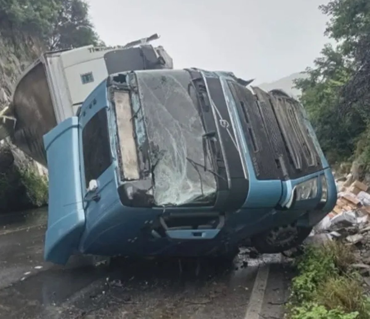 Motorista sobrevive a grave acidente na Serra da Mangabeira; pista é interditada por 12 horas 