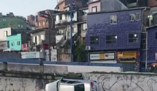 Vídeo: carro cai de viaduto na avenida Vasco da Gama, em Salvador, e fica destruído 