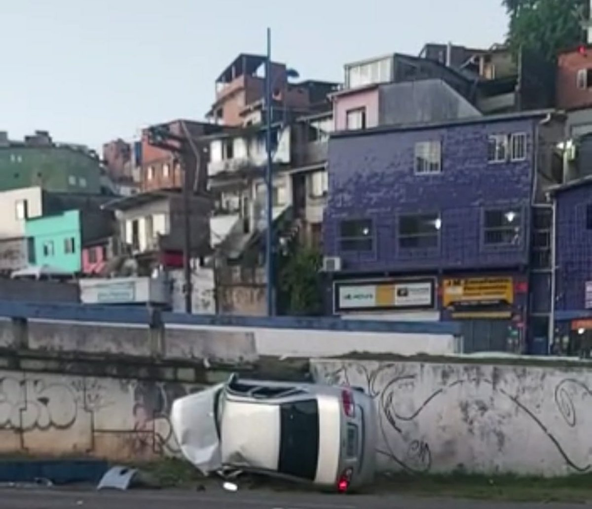 Vídeo: carro cai de viaduto na avenida Vasco da Gama, em Salvador, e fica destruído 