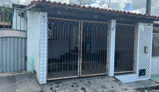 Casa onde aconteciam supostos estupros contra jovem de 19 anos é incendiada por populares em Humildes