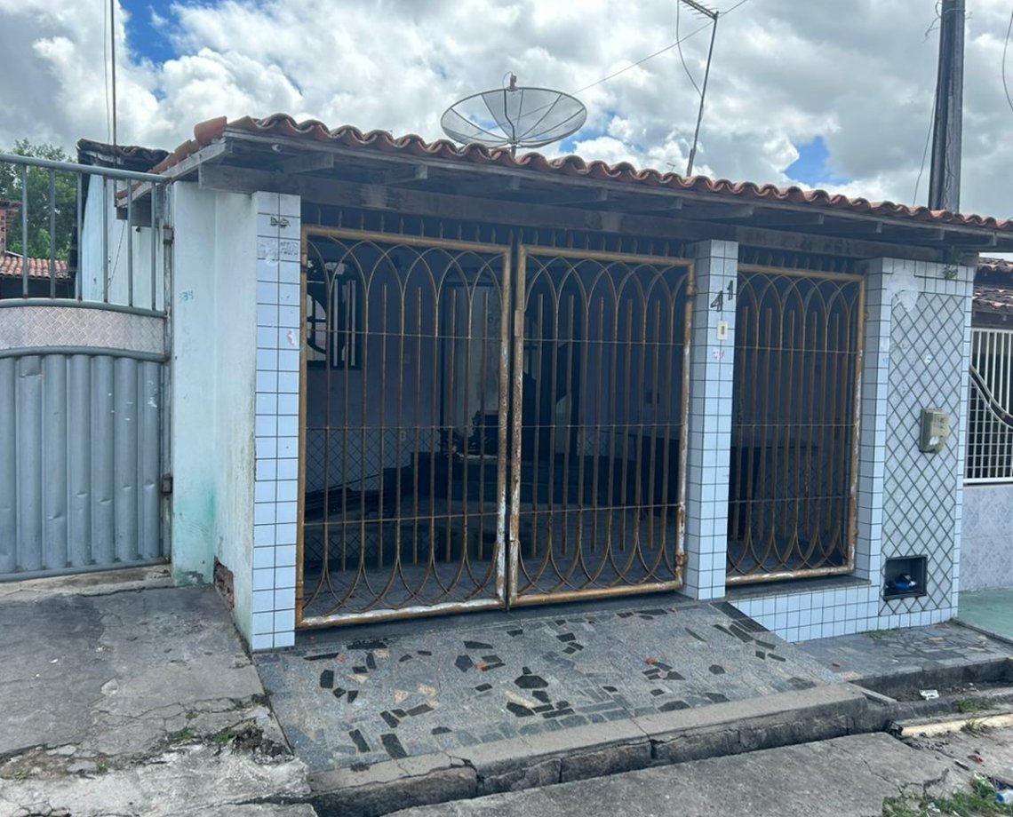 Casa onde aconteciam supostos estupros contra jovem de 19 anos é incendiada por populares em Humildes