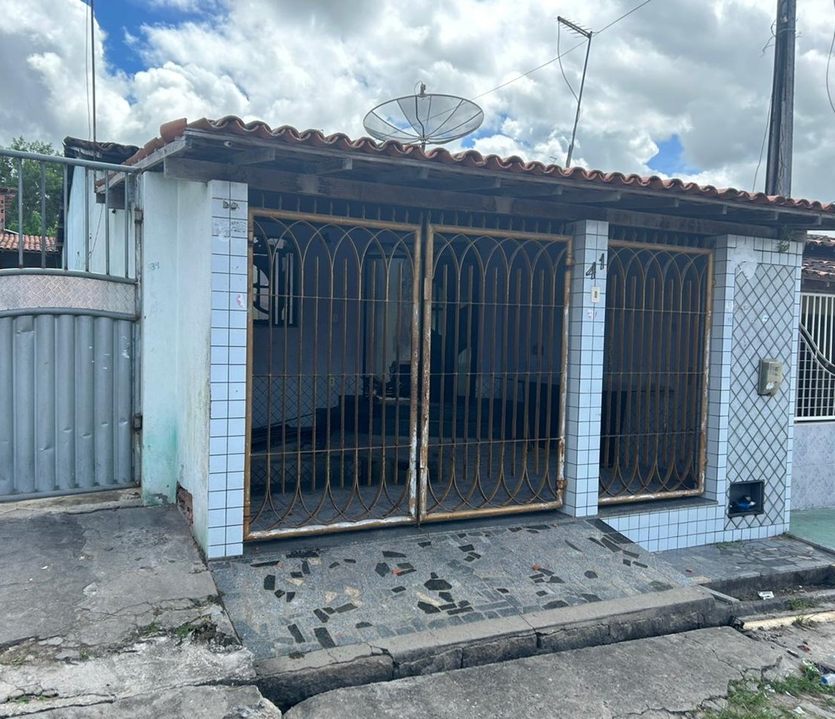 Casa onde aconteciam supostos estupros contra jovem de 19 anos é incendiada por populares em Humildes