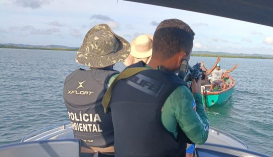 Pescadores são apresentados à PF após flagrante de pesca com bomba em Itaparica