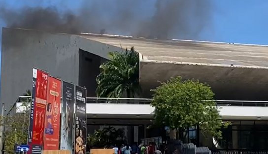 Incêndio atinge estrutura do TCA; imagens mostram chamas no teto do teatro