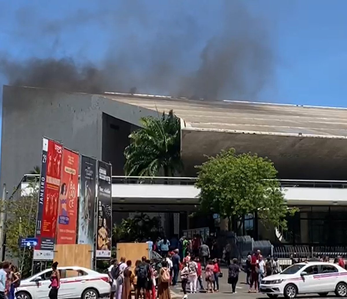 Incêndio atinge estrutura do TCA; imagens mostram chamas no teto do teatro