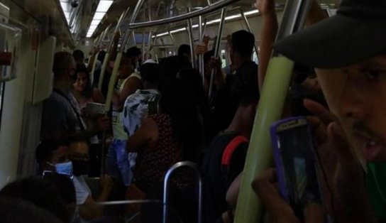 Metrô para por cerca de 20 minutos na estação Acesso Norte; passageiros são obrigados a desembarcar 