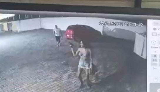 Travesti agride PM com "voadora" e rouba a sua arma durante discussão em estacionamento de motel; assista