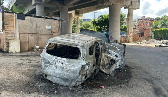 Carro bate e pega fogo durante perseguição policial na Br-324, em Salvador; vídeo