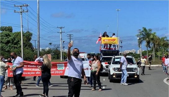 Enfermeiros realizam manifestação nas proximidades da rodoviária; trânsito está lento na região 