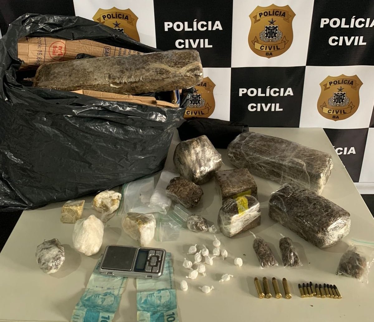 Dupla de facção é presa com maconha, cocaína e crack em Nova Canaã