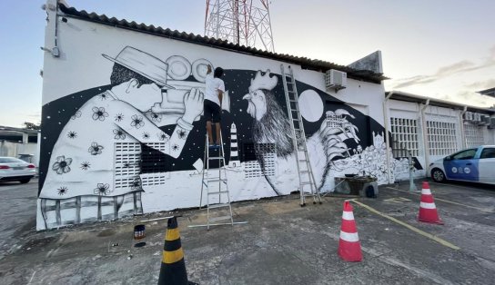 A câmera, o galo e a Bahia: novo mural da Aratu traz o preto e o branco da arte de Alaído