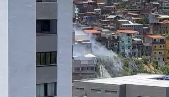 Incêndio em vegetação preocupa moradores na região da Avenida ACM; Corpo de Bombeiros é acionado