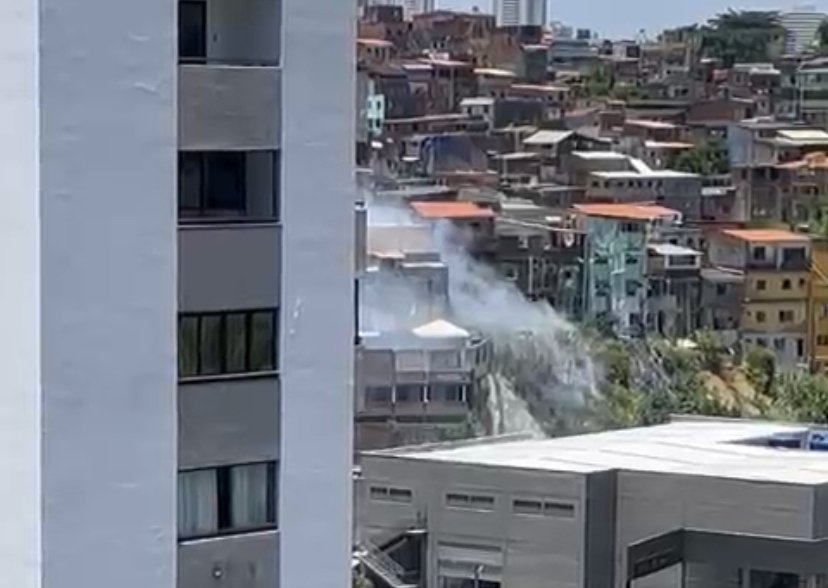 Incêndio em vegetação preocupa moradores na região da Avenida ACM; Corpo de Bombeiros é acionado