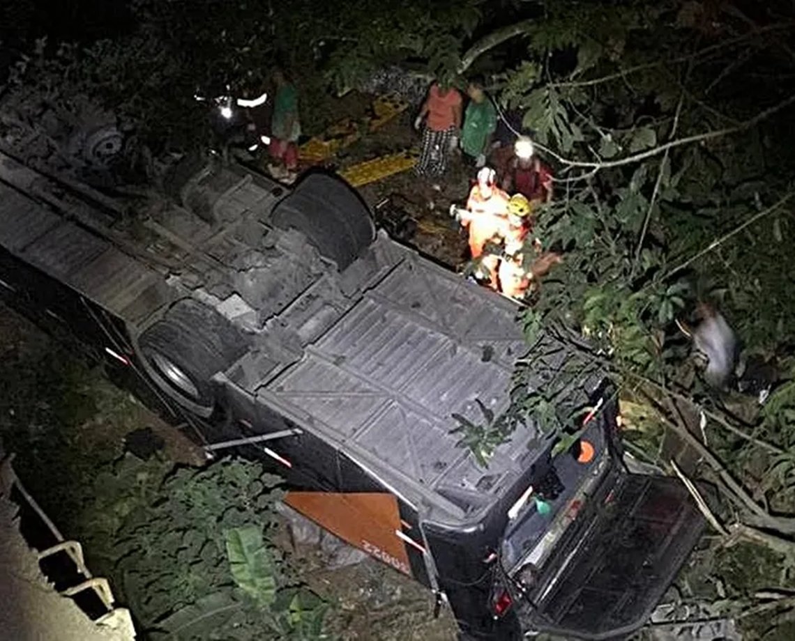 Acidente com ônibus de time de futebol do Rio deixa ao menos quatro mortos em Minas Gerais