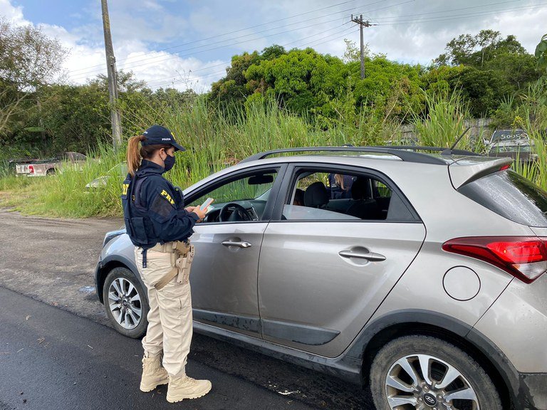 PRF registra aumento no número de autuações por uso de telefone celular ao volante na Bahia